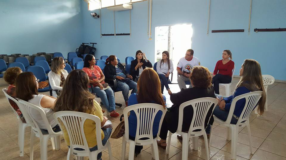 Em Amambai, projeto realiza rodas de conversas sobre os direitos das mulheres Através do Projeto Lei Maria da Penha, são realizadas rodas de conversas que visam justamente abordar os direitos das mulheres.