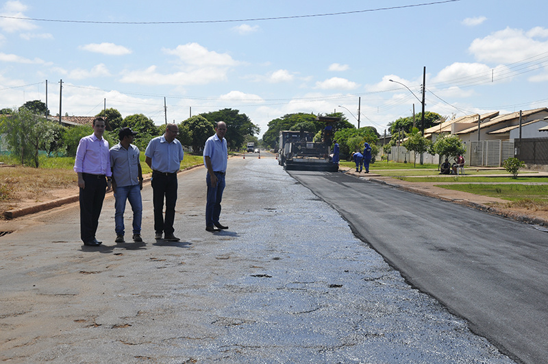 Segunda etapa de recapeamento de 2016 em Amambai é iniciada Rua Cassiano Marcelo, trecho em frente a Agesul. / Foto: Decom
