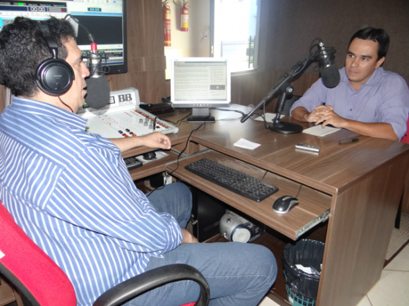 Diogo Peixoto: mais gestão e menos política na administração pública Pré-candidato a prefeito de Amambai, Diogo Peixoto (PMDB), sendo entrevistado no programa Tribuna Livre Foto: Moreira Produções