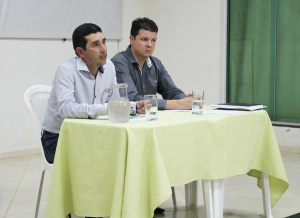 Sindicato Rural de Amambai realiza reunião para tirar dúvidas sobre o Funrural E/D- Presidente do SRA, Ronan Nunes da Silva e o assessor jurídico do sindicato, advogado André Vicentim Ferreira