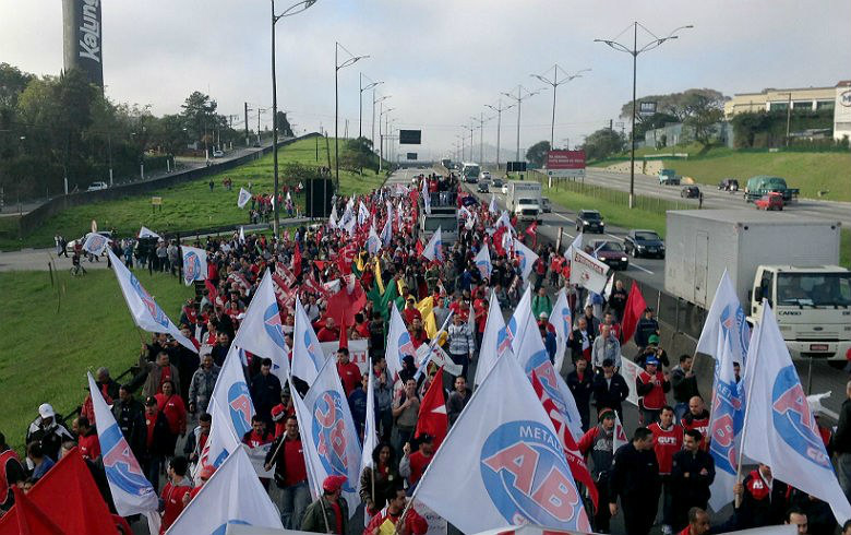 Trabalhadores ocupam as ruas com atos em todo o país Trabalhadores metalúrgicos caminham rumo ao centro de São Bernardo para participar de ato do Dia Nacional de Luta das centrais sindicais