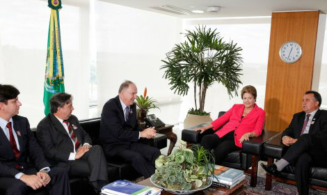 Dilma anuncia 'canal de diálogo' com prefeitos