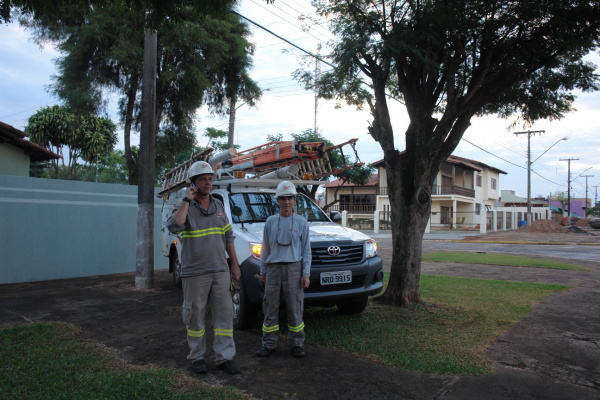 Acidente com fio de média tensão deixa moradores sem luz em Amambai Os técnicos da Enersul fizeram reparos no transformador localizado na esquina das ruas Dom Pedro II e Marechal Floriano. Foto: Moreira Produções.