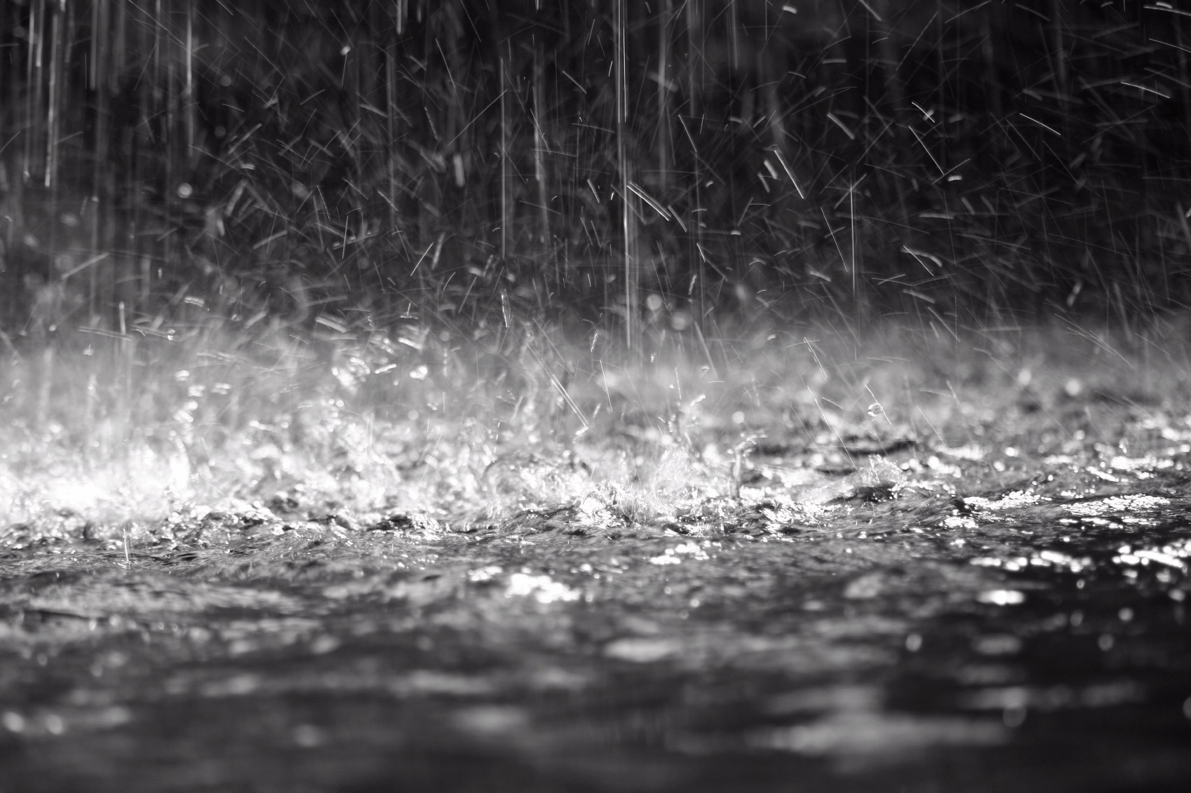 Previsão para hoje é de chuva forte, trovoadas e temperatura de