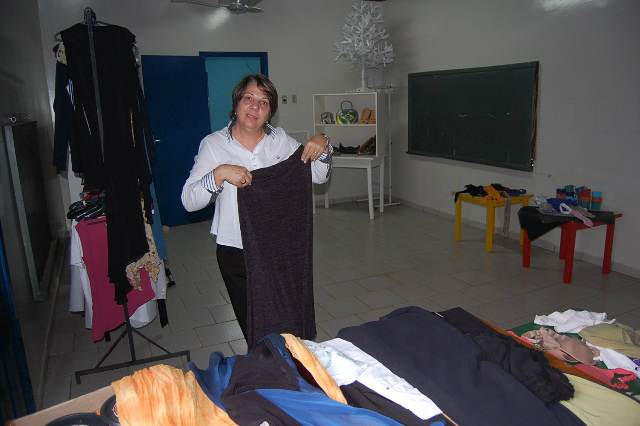 Associação de Mães de Amambai realiza Feira da Pechincha Vilma Selhorst exibe uma das peças da Feira da Pechincha.