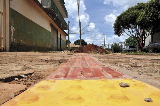 Lei da Acessibilidade completa 10 anos com poucos avanços Em diferentes pontos de Campo Grande, calçadas já estão com pista tátil, adequando-se à legislação.