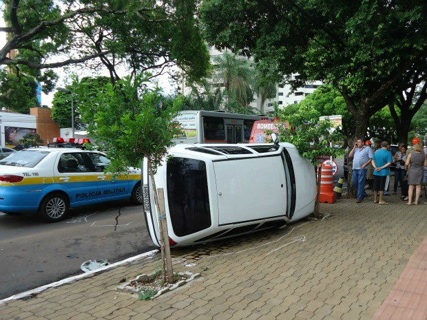 Carro estacionado tombou após ser atingido (Foto: Misael Maciel/ TV Morena)