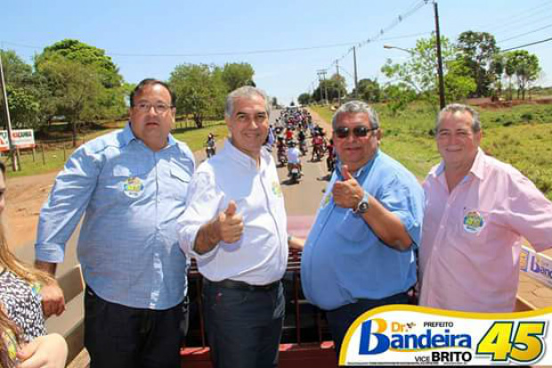 Em comício, Dr. Bandeira recebe apoio do Governador em Amambai E/D-Dr. Bandeira, Reinaldo Azambuja, Valter Brito e MonteiroFoto: Reprodução Facebook