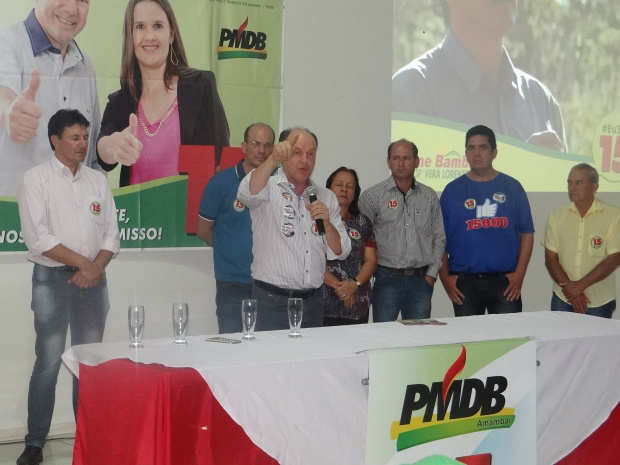 Jaime Bambil recebe apoio do presidente da Assembleia Legislativa Deputado Junior Mochi, durante reunião em Amambai, realizada na segunda-feira (26) / Foto: Moreira Produções