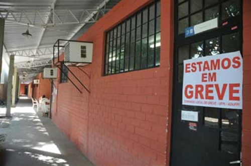 Por causa da greve, ano letivo nas universidades deve avançar até 2013 Por causa da greve, ano letivo nas universidades deve avançar até 2013