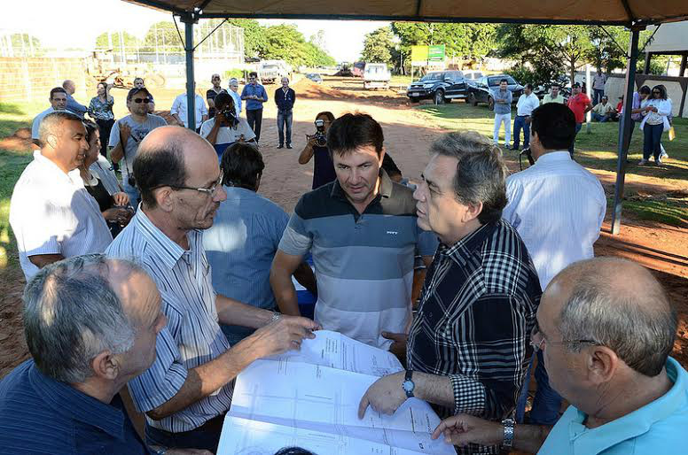 Sérgio conquista emenda de R$ 390 mil para Amambai Sérgio Barbosa, Senador Moka e vereadores de Amambai durante lançamento de obra no Município em 2014.