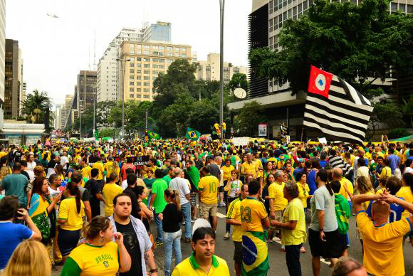 Debate político no Brasil está "infantilizado" São Paulo - Manifestação na Avenida Paulista, região central da capital, contra a corrupção e pela saída da presidenta Dilma RousseffRovena Rosa/Agência Brasil