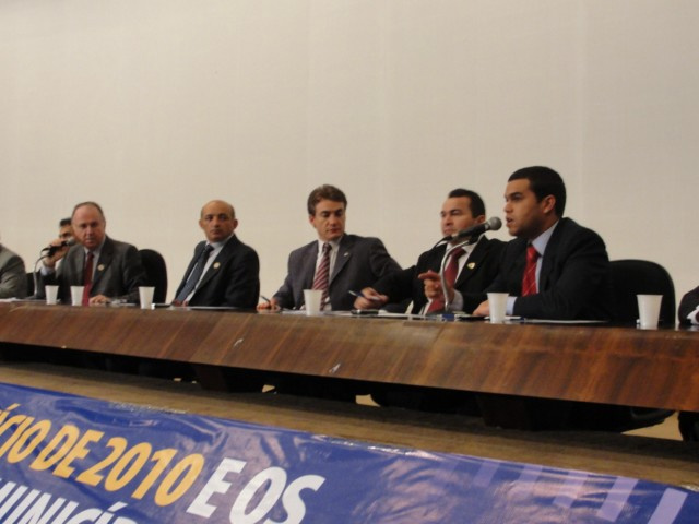 Prefeituras param terça em favor de sanção presidencial dos royalties do petróleo Prefeituras param terça em favor de sanção presidencial dos royalties do petróleo