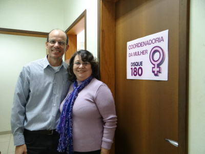 Coordenadoria da Mulher realiza encontro de capacitação no domingo (14) Gestora Adélia Pereira com o prefeito Sérgio Barbosa / Foto: Moreira Produções