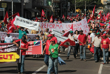Protesto em prol dos trabalhadores reune cerca de 20 mil pessoas em Campo Grande Passeata que levou aproximadamente 20 mil pessoas ligadas aos Movimentos Sindicais/Foto: Minamar Jr.