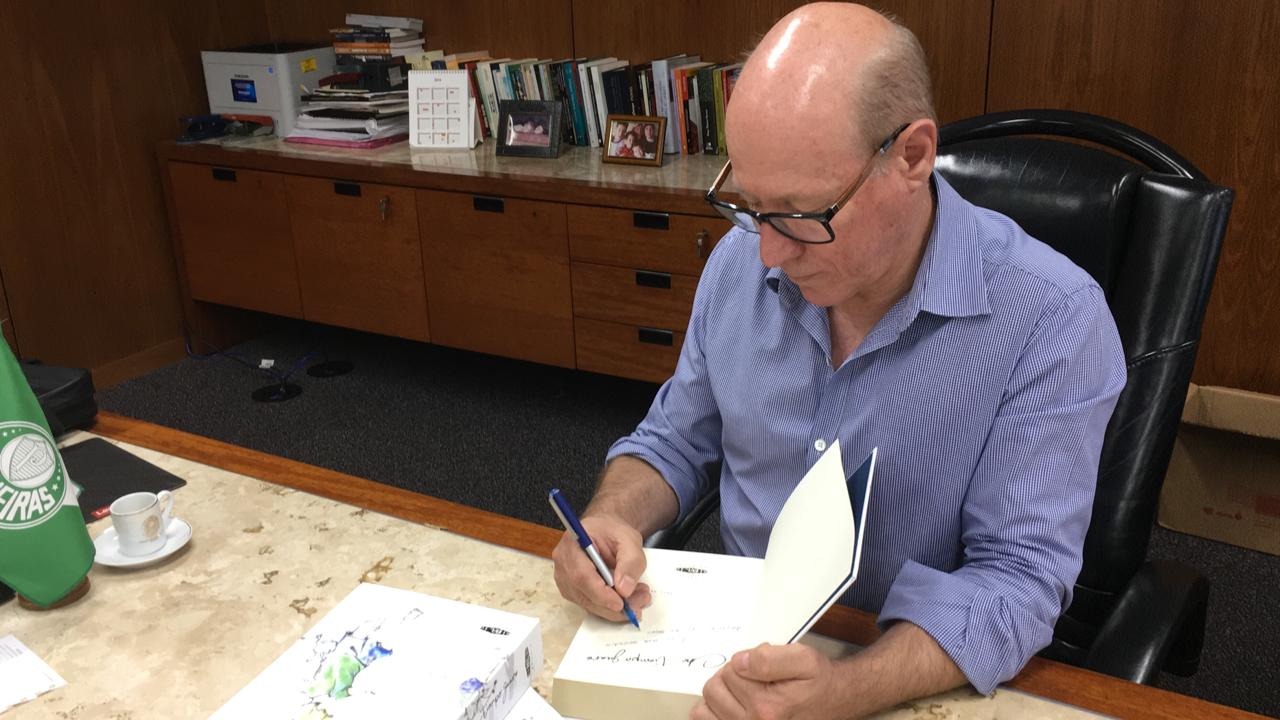 O autor Nery da Costa Júnior autografando os exemplares do Che Tiempo Guaré / Foto Wendell Santana