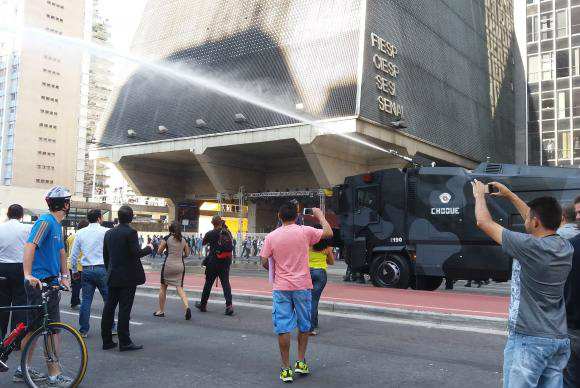 Com jatos d'água, PM desocupa Avenida Paulista e trânsito volta ao normal Tropa de Choque da Polícia Militar de São Paulo lança jatos d'água em manifestantes que ocupavam a Avenida Paulista desde o fim da tarde de quarta-feiraDaniel Mello/Agência Brasil