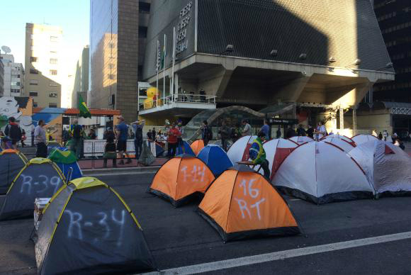 Com jatos d'água, PM desocupa Avenida Paulista e trânsito volta ao normal Manifestantes decidiram acampar na Avenida Paulista, que estava ocupada desde o fim da tarde de quarta-feiraElaine Patrícia Cruz/Agência Brasil