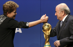 Às vésperas da Copa, pesquisa revela grande descontentamento no Brasil Dilma e Blatter deram as mãos, sorriram e trocaram elogios mútuos durante evento (foto: Reuters)