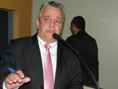 Vereador Protético cobra informações sobre denúncia de venda de passagens Vereador de Amambai, Roberto Protético (PSD)Foto: Moreira Produções