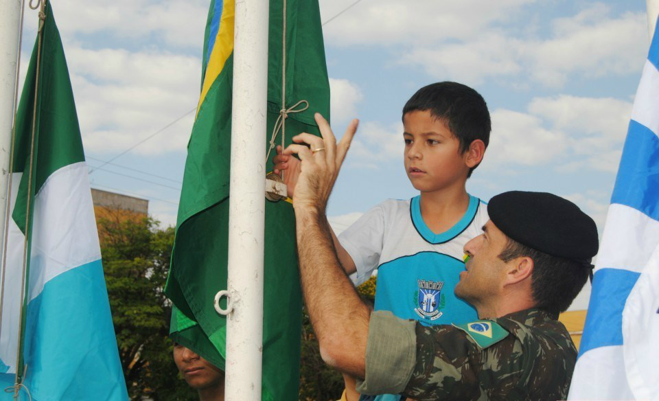 Teve início em Amambai nessa terça-feira (1º) a semana da pátria Presença de alunos da Reme e Rede Estadual marcaram a abertura da Semana da Pátria, nessa terça-feira (01), na Praça Cel. Valêncio de Brum / Foto: Moreira Produções