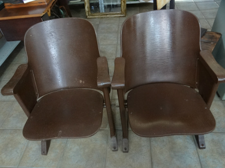 Duas das cadeiras citadas pelo sr. Almeri Flores dos Santos, cedidas ao museu de José Alves Cavalheiro pela familia do proprietário do cinema / Foto: Moreira Produções