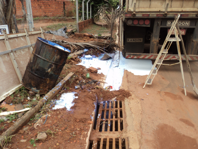 PMA autua homem em R$ 5 mil por derramamento de tintas causando poluição