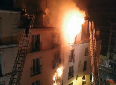 Incêndio em prédio de Paris deixa pelo menos oito moradores mortos Incêndio em prédio de Paris deixa pelo menos oito moradores mortos