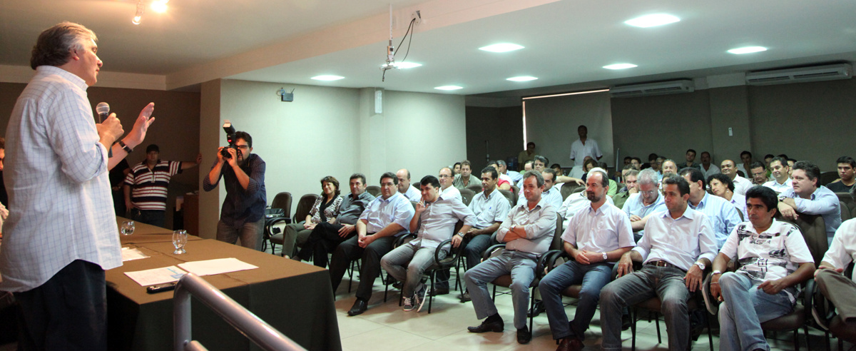 Delcídio pede a secretário mais recursos para MS Delcídio pede a secretário mais recursos para MS