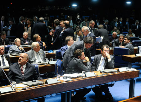 Requerimento da CPI da Petrobras pode ser lido na terça-feira (1) Para a instalação de uma comissão parlamentar de inquérito, além do número mínimo de assinaturas de um terço dos senadores, é preciso que o requerimento contenha o fato concreto a ser investigado.