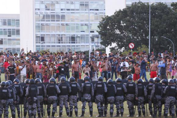 Índios fazem manifestação em frente ao Congresso Nacional Foto: Divulgação 