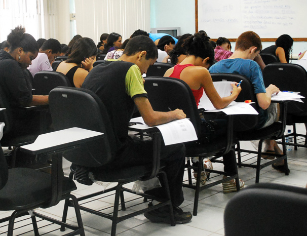 Irregularidades envolvem uso de pontos de escuta, porte de equipamentos eletrônicos e tentativa de consulta a conteúdos externos