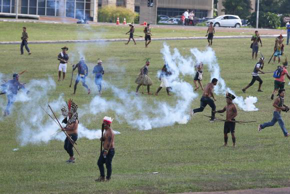 Índios protestam no Congresso Nacional, e polícia reage com gás lacrimogêneo Índios protestam em frente ao Congresso Nacional pedindo mais políticas públicas Foto: Divulgação