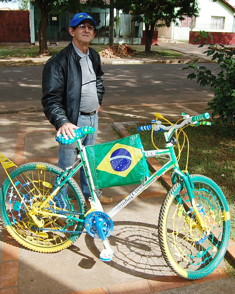 Espírito da Copa já é clima entre os amambaienses Ivo anda rodando a cidade com sua bicicleta decorada / Foto: Moreira Produções