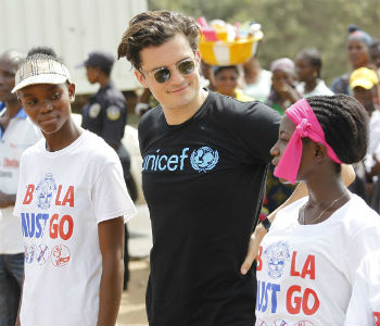 Orlando Bloom (ao centro) com jovens na Libéria. Foto: Unicef/NYHQ2015-0471/Jallanzo