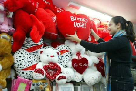 Enamorados movimentam comércio em Dourados; aporte será de R$ 13,1 milhões Enamorados movimentam comércio em Dourados; aporte será de R$ 13,1 milhões