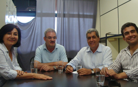 Após duas horas de reunião com André PMDB de Dourados anuncia apoio a Murilo Governador reúne-se com representantes do PMDB que deixará de lado a candidatura própria para apoiar.