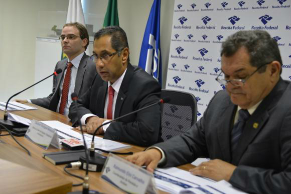 Aumento de tributos só impulsionará a arrecadação a partir de março Claudemir Malaquias (ao centro) explicou que a legislaação impede a adoção imediata das medidas que elevam os tributos / Valter Campanato/Agência Brasil