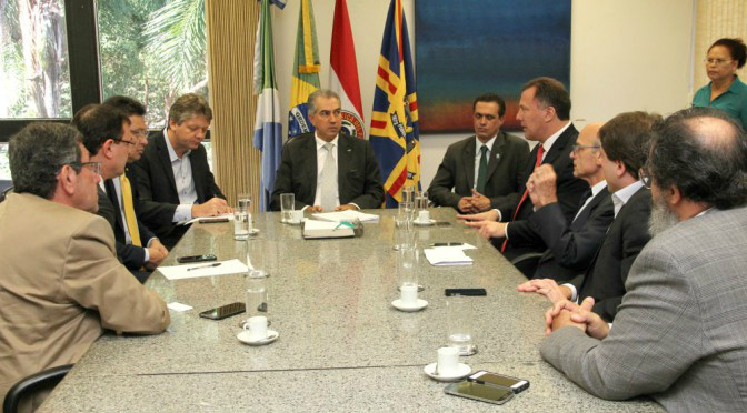 Acordo com Paraguai cria rotas estratégicas de importação e exportação O governador Reinaldo Azambuja esteve reunido com os ministros paraguaios da Indústria e Comércio, Gustavo Leite, e Obras Públicas e Comunicações, Ramón Jiménez / Foto: Divulgação