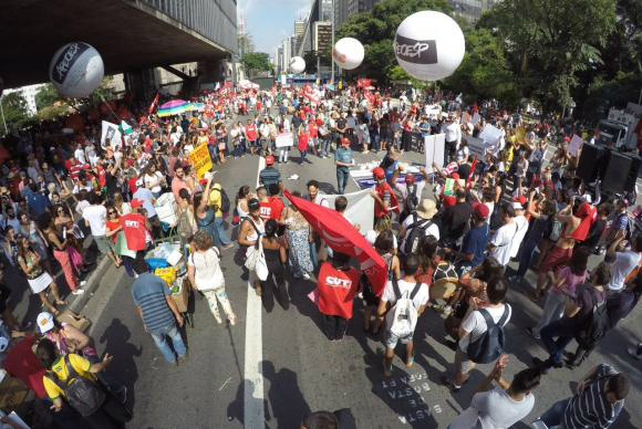 Manifestantes se concentram na Avenida Paulista, local onde será o ato em defesa do governo e da presidenta Dilma Rousseff Foto: Juca Varella