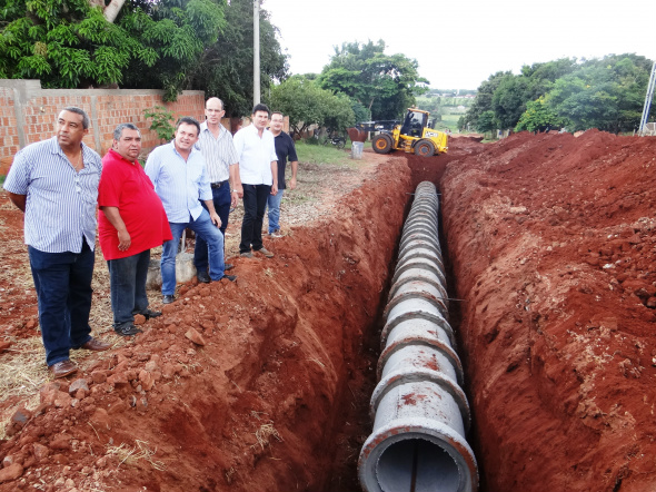 Vereador Brito, deputado Vander Loubet e autoridades acompanhando inicio das obras de pavimentação na vila Indiana