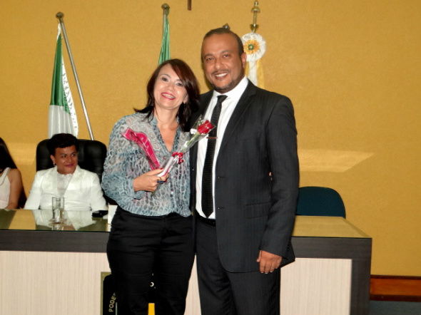 A servidora pública, Maribel Aparecida Shell, foi homenageada pelo vereador Professor Ailton, autor da proposiçãoFoto: Moreira Produções 