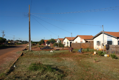 Cerca de 100 famílias moram no conjunto habitacional / Foto: Moreira Produções