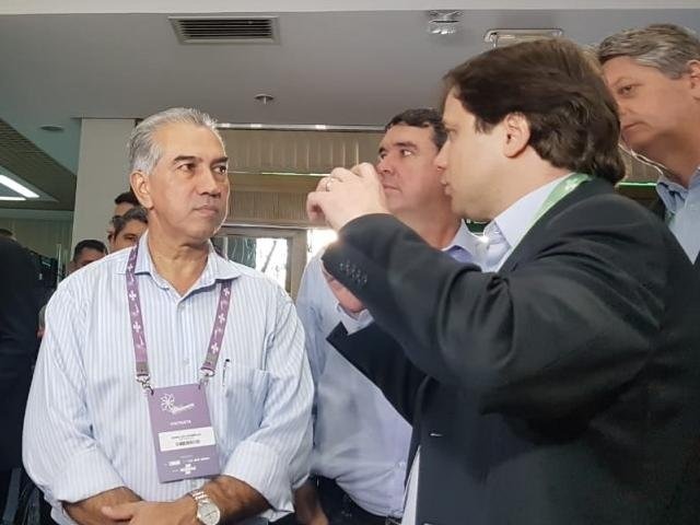 Micro e pequenas empresas são fundamentais para MS, afirma governador Governador visitou Feira do Empreendedor, onde ouviu de representantes do Sebrae-MS serviços e oportunidades oferecidas para empresários. (Foto: Anahi Gurgel)
