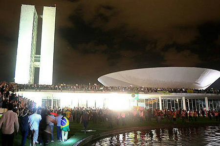 Pactos de Dilma estão ameaçados pelo Congresso Pactos de Dilma estão ameaçados pelo Congresso