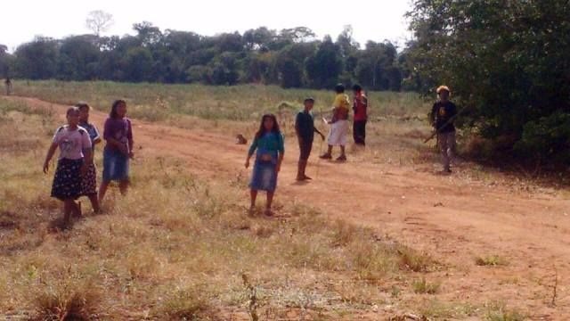 Vídeo mostra momento de tensão de índios tentando ocupar terras em Caarapó Um dos momentos desta segunda-feira (31), na aldeia Te' Ýikue. Fotos: PM de Caarapó