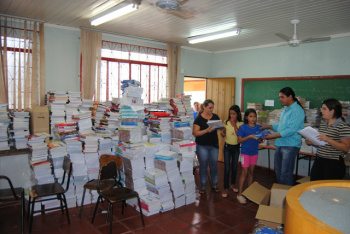 Obras na Escola Cel. Felipe de Brum, em Amambai, garantem oito novas salas A sala de projeção, antiga sala de laboratório, é também usada para depósito de livros didáticos novos e o material e uniforme escolares recebidos do governo.