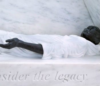 Memorial na sede da ONU honra vítimas da escravidão. Foto: ONU/Devra Berkowitz