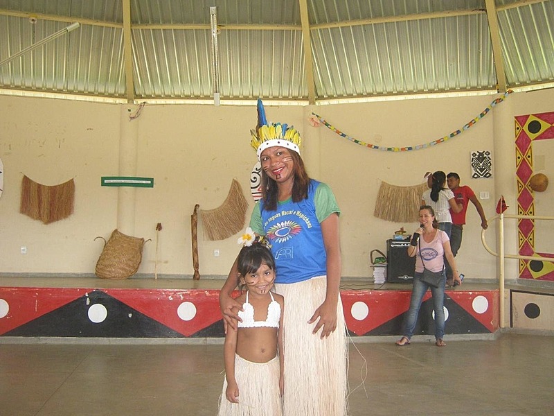 Evento de encerramento das aulas em 2016. Na foto está Janaina, professora de língua Wapichana e sua filha. Em segundo plano, à direita, professora Ananda Machado / Arquivo pessoal