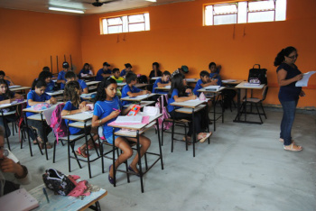 Obras na Escola Cel. Felipe de Brum, em Amambai, garantem oito novas salas Durante as obras, professores, alunos e funcionários se ajeitam da melhor maneira possível, juntando turmas de mesmos anos e fazendo adaptações alternativas para manter aulas com qualidade.